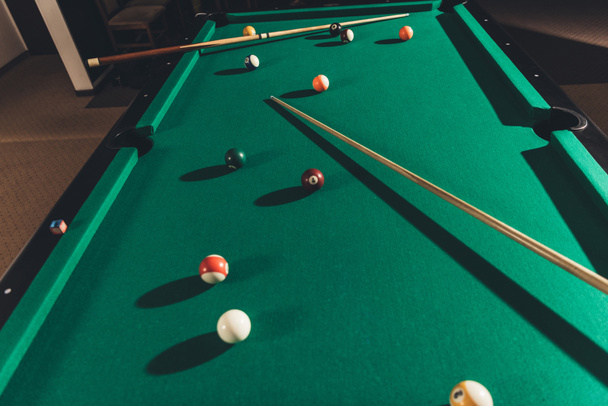 billiard gambling table with cues and balls  - Foto, Imagem