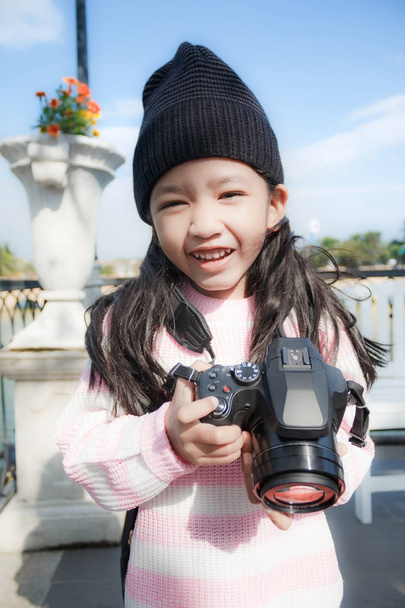 asiatische kleine Mädchen, die Foto von Shooting Kamera mit Glück - Foto, Bild