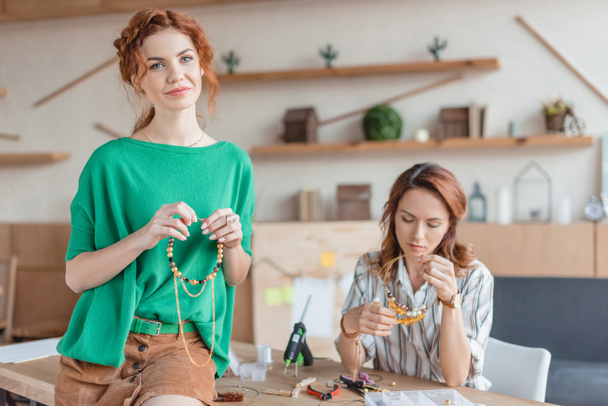 mulheres jovens bonitas com acessórios artesanais em oficina
 - Foto, Imagem