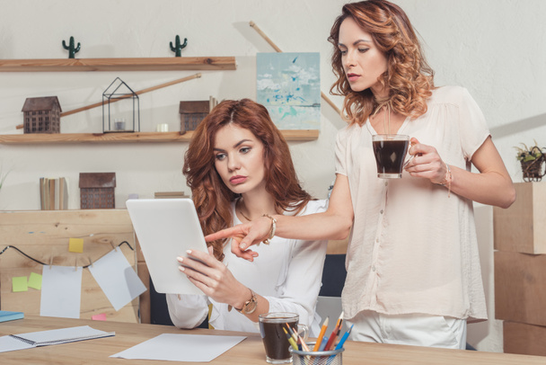young businesswomen working together while drinking coffee - Foto, Imagem