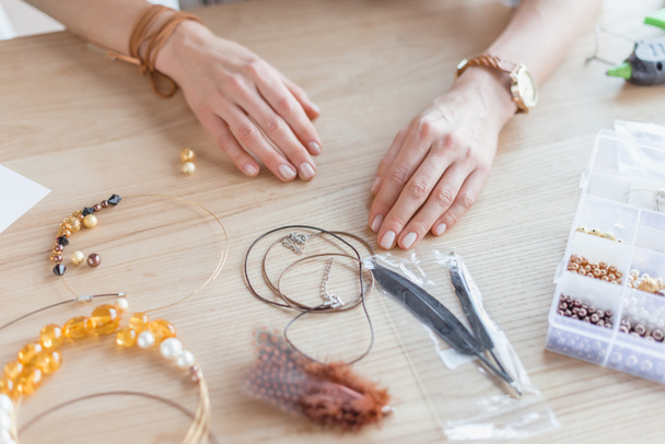 colpo ritagliato di donna con perline e fili per accessori fatti a mano in officina
 - Foto, immagini