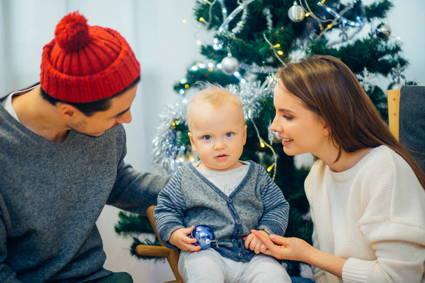 Boże Narodzenie zdjęcie rodziny zaskoczony. matka, ojciec i dziecko - Zdjęcie, obraz