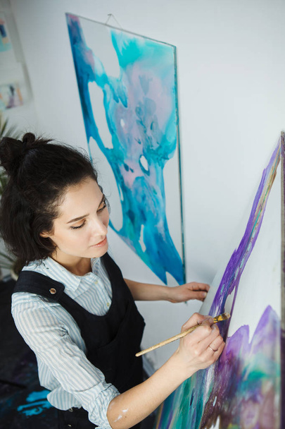Concentrated girl focused on creative art-making process in art therapy - Фото, изображение