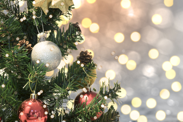 Χριστουγεννιάτικο δέντρο με στολίδια και νιφάδα χιονιού σε φόντο bokeh. για ευτυχισμένο το νέο έτος 2018  - Φωτογραφία, εικόνα
