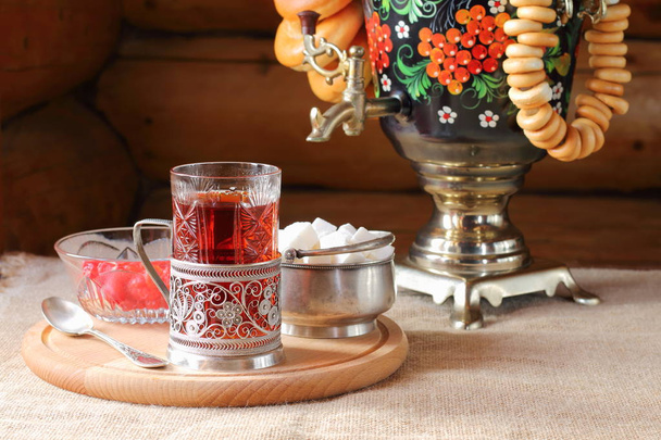 Rosyjski herbata z samowar z Bajgle. - Zdjęcie, obraz
