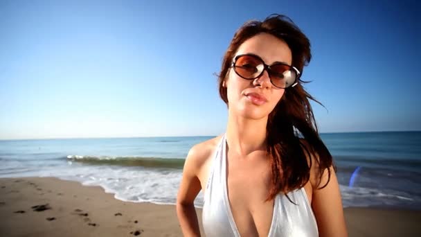 Hermosa chica baila en la playa en bikini al amanecer
 - Metraje, vídeo