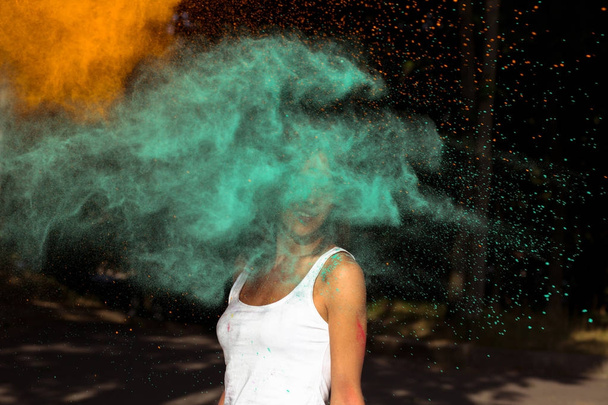 Καταπληκτικό μελαχρινή γυναίκα με κοντά μαλλιά ποζάρει με εκρηγνυόμενη gr - Φωτογραφία, εικόνα