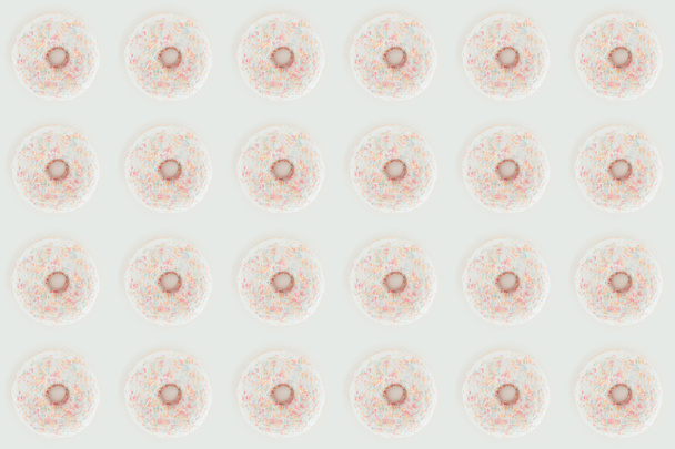 bovenaanzicht van naadloze patroon Wit geglazuurde donuts geïsoleerd op wit - Foto, afbeelding