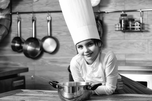 Small cook girl - Foto, afbeelding