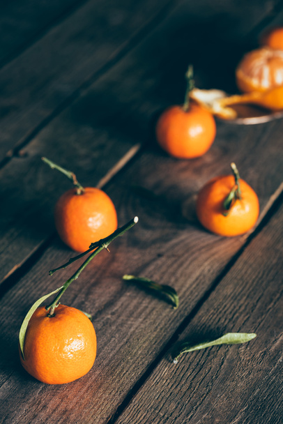 vista ravvicinata di mandarini maturi con foglie su un tavolo di legno
 - Foto, immagini