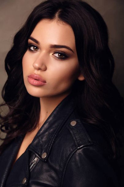 portrait of beautiful girl with dark hair and evening makeup - Foto, afbeelding