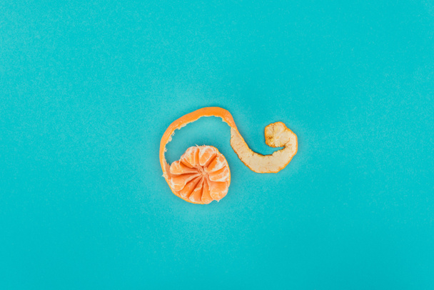 vista superior de mandarina dulce aislada en azul
 - Foto, Imagen