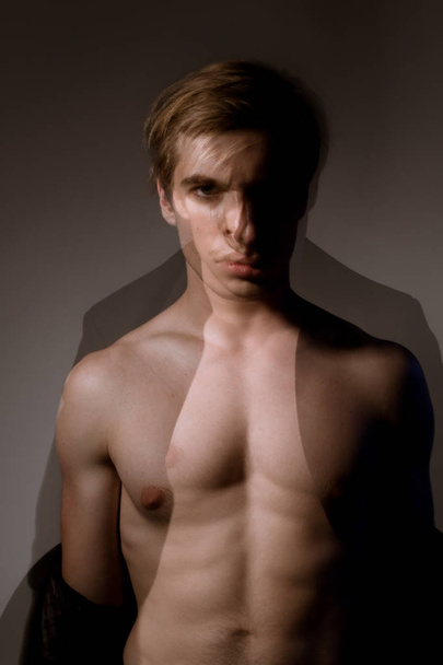 Ritratto maschile di un ballerino con doppia esposizione in studio
 - Foto, immagini