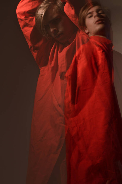 Αρσενικό πορτραίτο ενός χορευτή με διπλή έκθεση στο στούντιο - Φωτογραφία, εικόνα