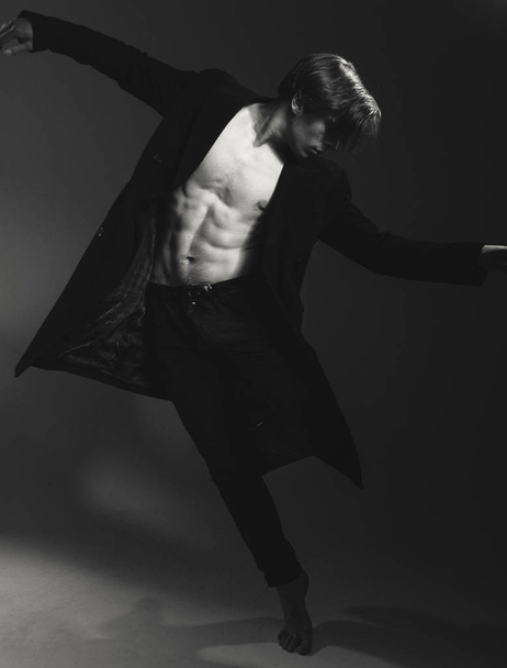Handsome guy with an athletic body, dancer - Zdjęcie, obraz