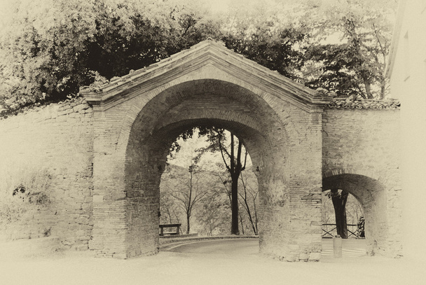Arco en el camino de la ciudad vieja entre los árboles Italia
 - Foto, imagen
