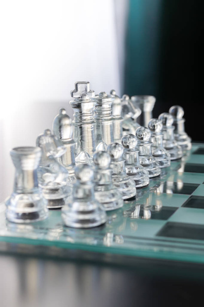 Juego de ajedrez de vidrio transparente
 - Foto, Imagen