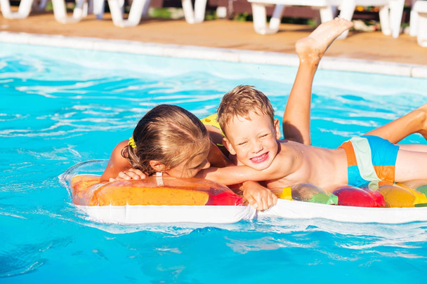 Crianças brincando e se divertindo na piscina com ar
 - Foto, Imagem