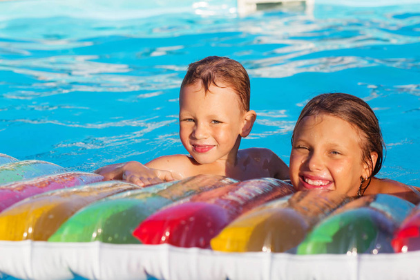 Niños jugando y divirtiéndose en la piscina con aire
 - Foto, imagen