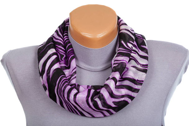 Bufanda lila sobre maniquí aislado sobre fondo blanco
. - Foto, Imagen