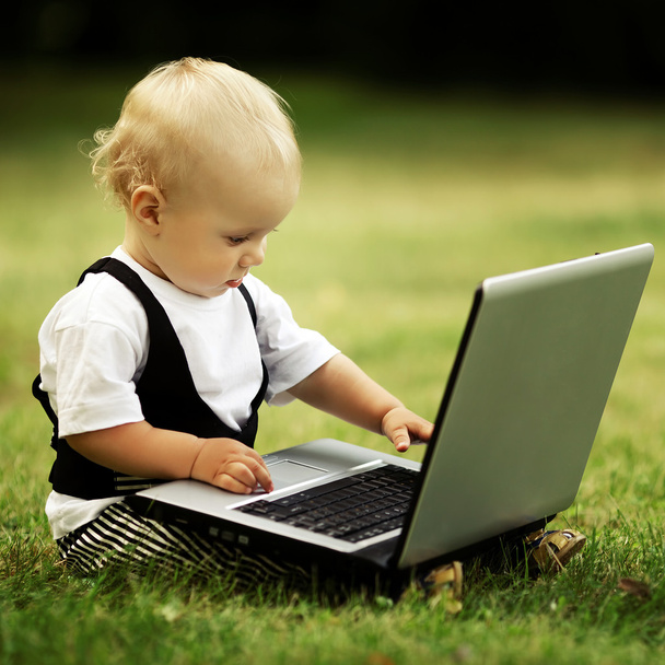 child with laptop - Fotografie, Obrázek