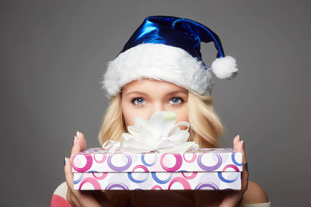 junge Frau mit Weihnachtsmann-Hut mit Geschenkbox - Foto, Bild