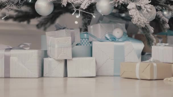 Nahaufnahme des geschmückten Weihnachtsbaums mit Geschenken - Filmmaterial, Video