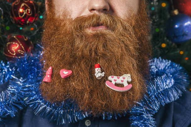クリスマスの装飾が施されたひげのひげを生やした男。クリスマスの装飾. - 写真・画像