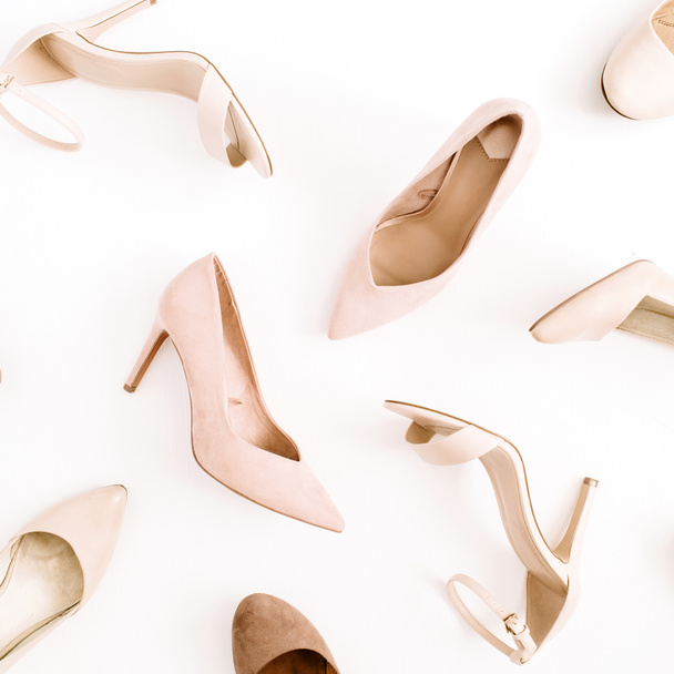 Blog de mode look. Chaussures à talons hauts rose pâle pour femmes sur fond blanc. Couché plat, vue de dessus beauté tendance fond féminin
. - Photo, image