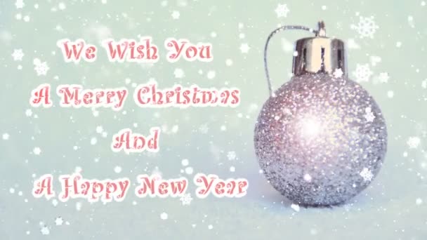 silberne Glitzerkugel mit dem Effekt von Schnee, wir wünschen Ihnen frohe Weihnachten und ein glückliches neues Jahr  - Filmmaterial, Video