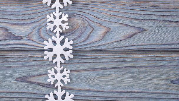 Los copos de nieve bordean sobre un fondo de madera grunge. Vacaciones de invierno concepto de Navidad, año nuevo. Tarjeta
 - Foto, Imagen