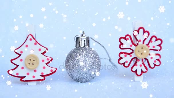 bola de prata de brilho e flocos de neve vermelhos e brancos e árvore de Natal, com o efeito de queda de neve, feliz ano novo
 - Filmagem, Vídeo