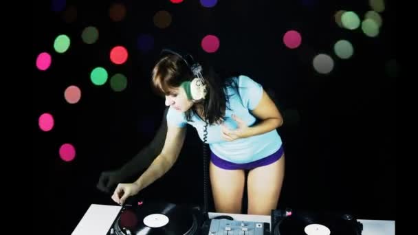 Beautiful young female dj, behind the decks at a club - Footage, Video