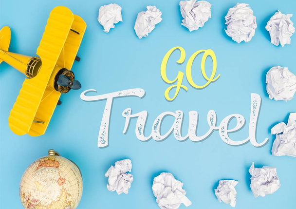 Go Travel con avión de juguete y cielo del mundo para el concepto de viaje
 - Foto, imagen