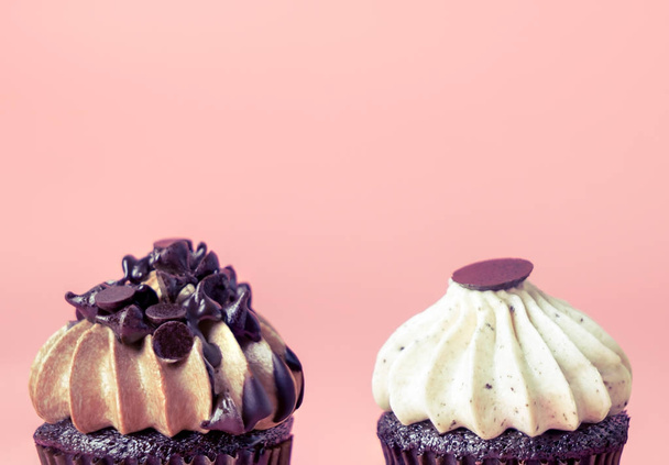 Верхняя часть двух шоколадных кексов с розовым местом для копирования
 - Фото, изображение