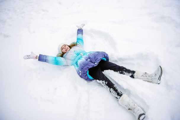 Téli park gyönyörű kislány - Fotó, kép