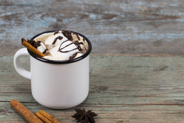 hausgemachte Kakaotasse mit Marshmallows-Zimt und Sternanis auf  - Foto, Bild