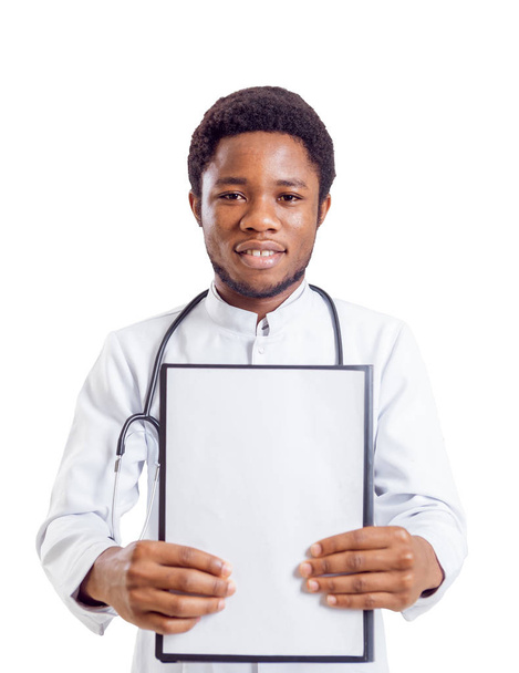 Νέος Αφρικανικός Αμερικανός γιατρός, που απομονώνονται σε λευκό φόντο. - Φωτογραφία, εικόνα