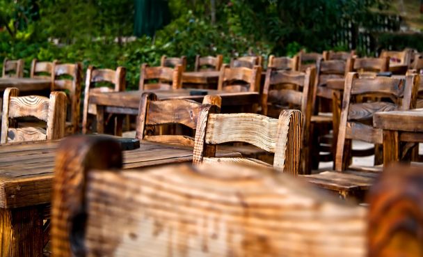 Boş tahta sandalyeler ve masalar - Fotoğraf, Görsel