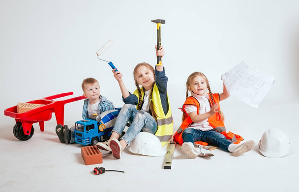 Little children playing in construction with tools - Zdjęcie, obraz