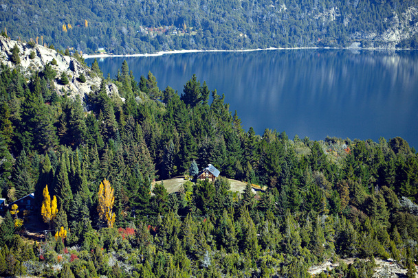 Casa na montanha perto do lago
 - Foto, Imagem