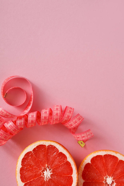 Diäthintergrund, Grapefruit mit Maßband - Foto, Bild
