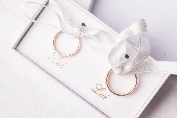 Detalle de la caja con anillos de boda con cintas blancas
 - Foto, Imagen