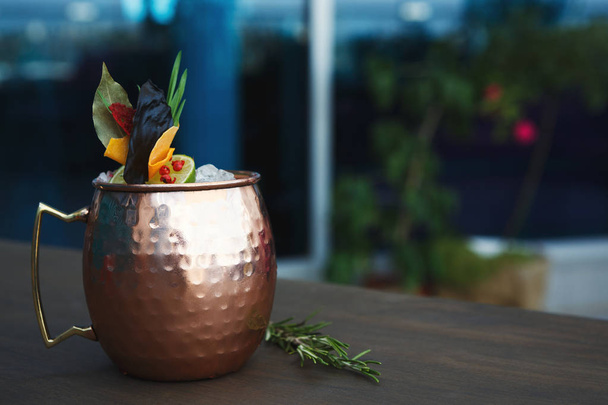 Moscow mule cocktail served on restaurant table - Foto, Imagem