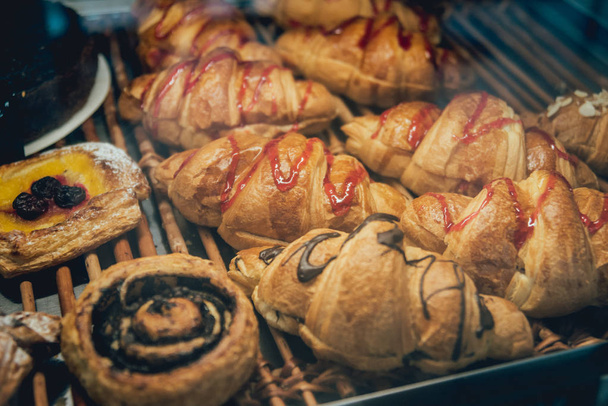 Tasty sweet croissants in showcase. - Foto, Imagem