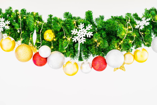 Fundo de Natal com bolas e decoração em backgrou branco
 - Foto, Imagem