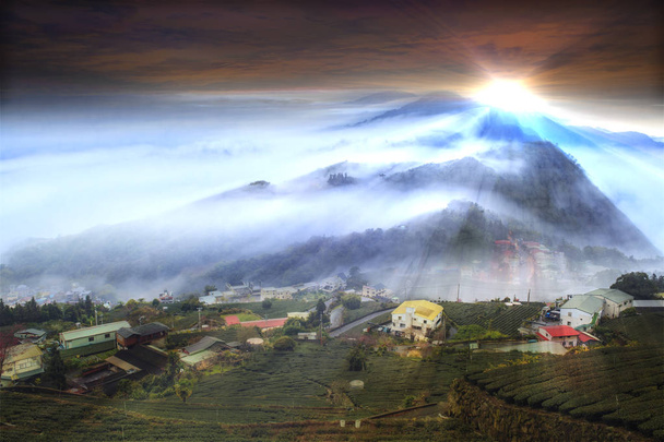 όμορφη θέα στο βουνό με ωραίο φωτισμό και σύννεφο - Φωτογραφία, εικόνα