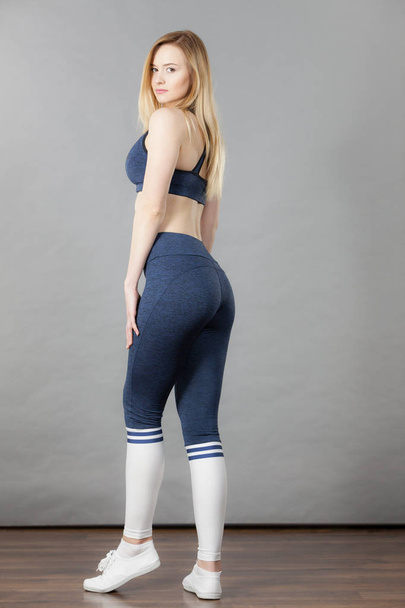 Woman wearing sporty workout outfit - Foto, imagen