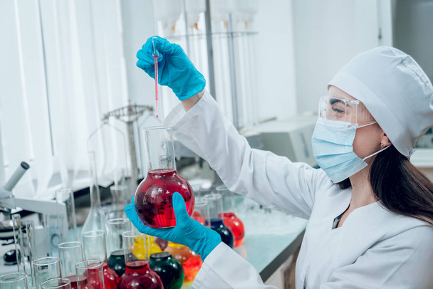 Science technician at work in the laboratory. Medical background - Foto, Bild