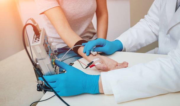 Patient nerves testing using electromyography. Medical examination. EMG - Foto, afbeelding